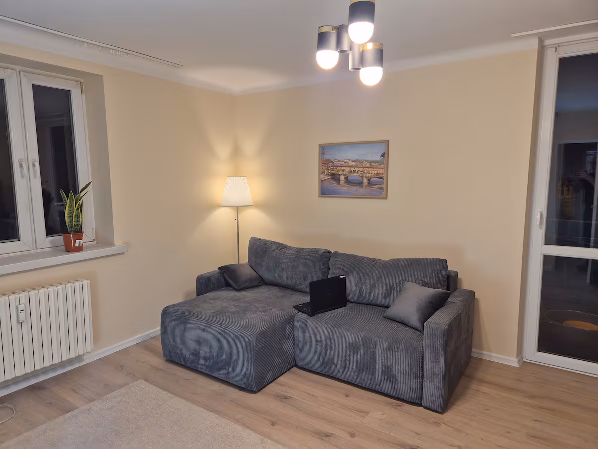 Jasny salon z klimatyzacją i TV